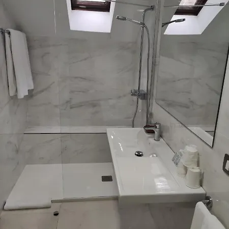 מלון Compostela 2*