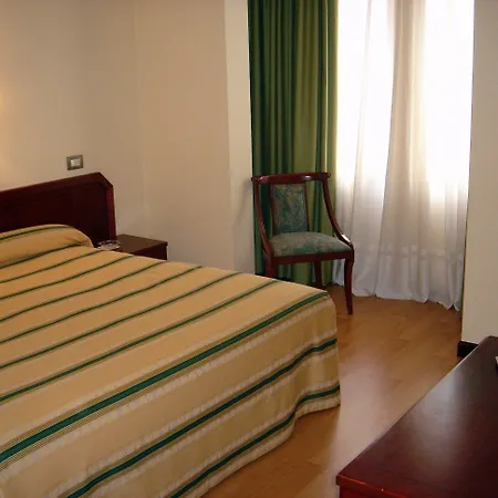 Hotel Compostela 2*